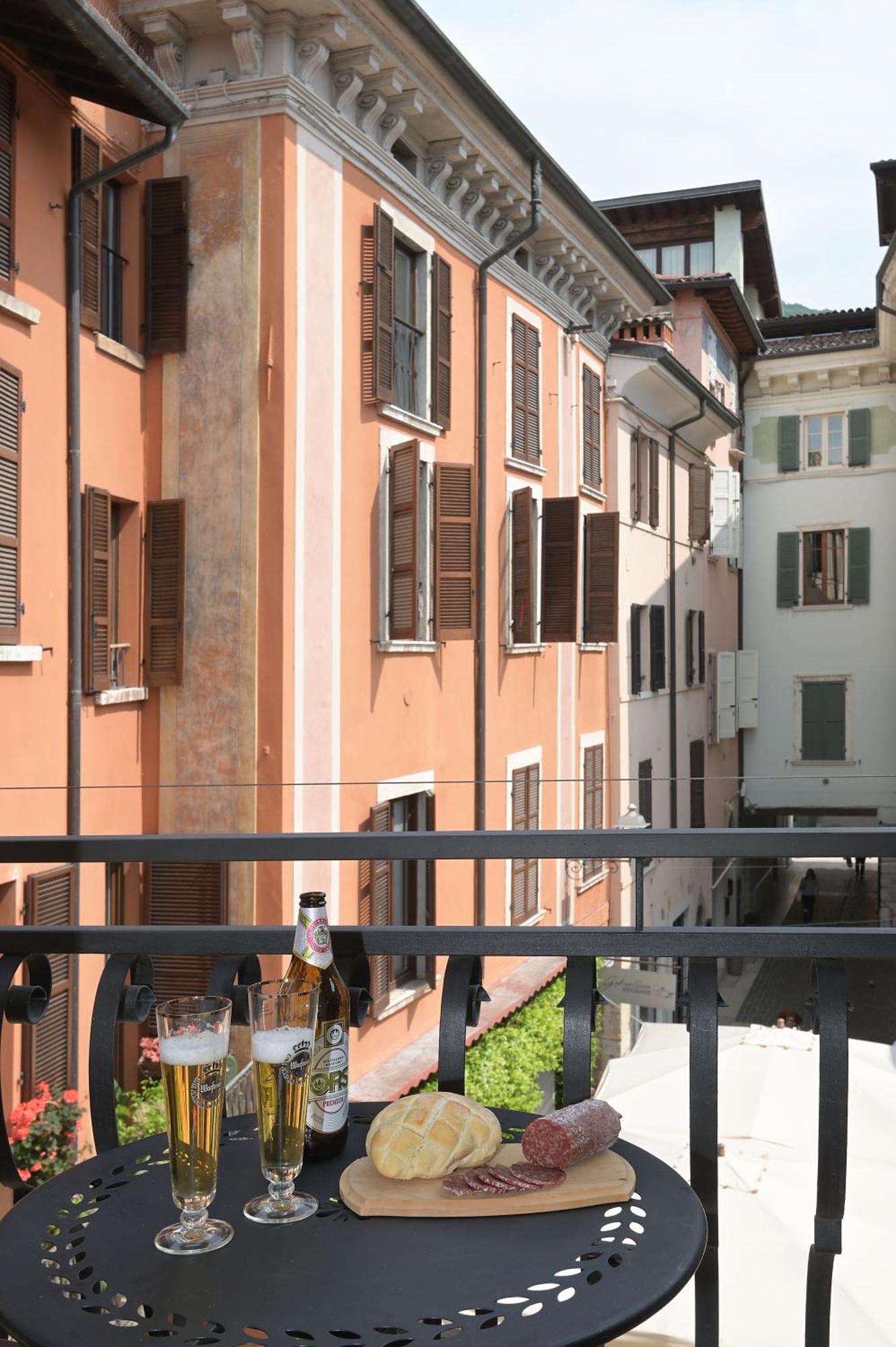 Cavour Apartments Salo Exterior photo